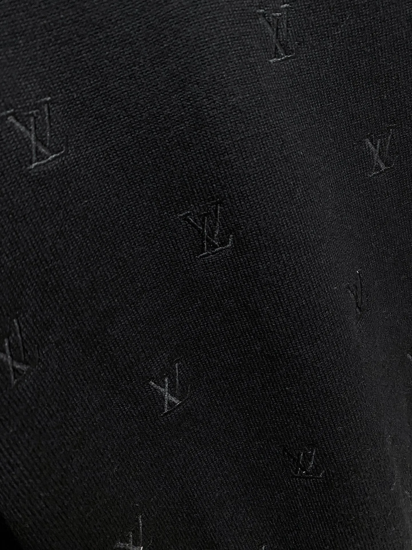 🅿️440 LV 2025 new wool blended round neck long sleeve sweater cardigan bottoming sweater, high-end version! The custom-made fabrics at the counter are highly breathable and comfortable, with impeccable details and brand element design concepts, reflecting high quality. It feels delicate and soft! It presents a casual cut and the upper body shape is great! 🐉Code size: M-3XL
